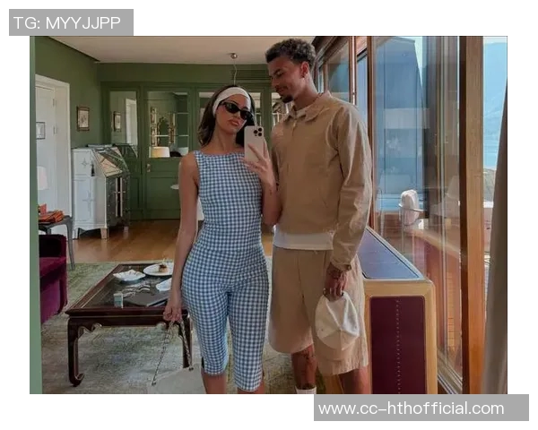 小吧社交秀：胡梅尔斯女友惊艳T台卡卡贝克汉姆同框引发热议